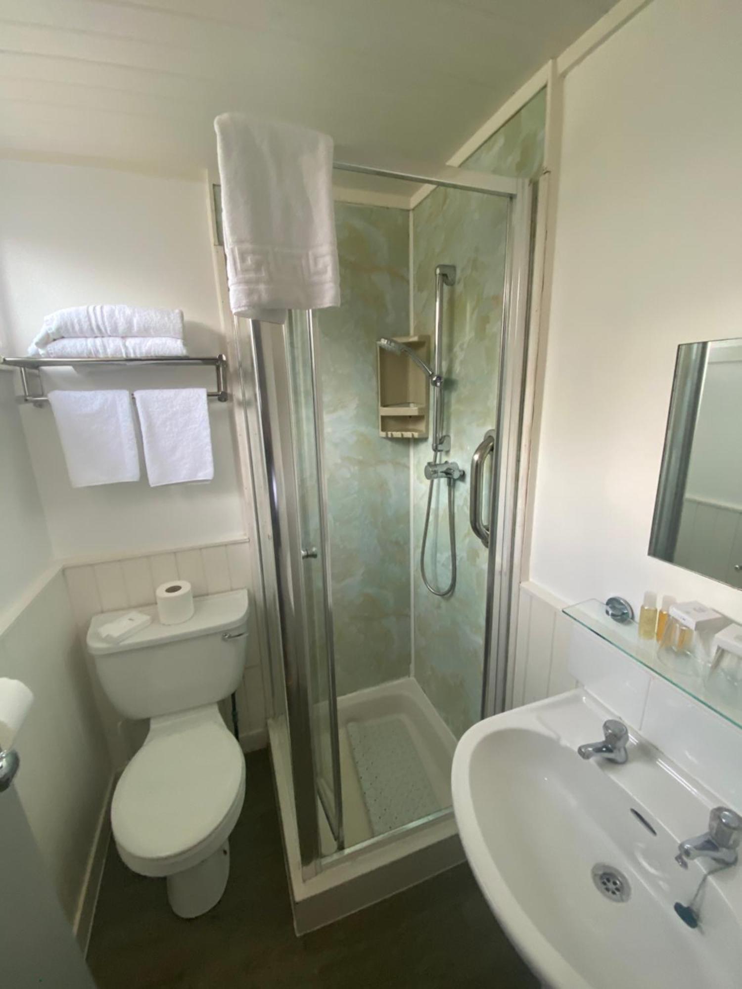 The Caledonian Claymore Hotel アローチャー エクステリア 写真